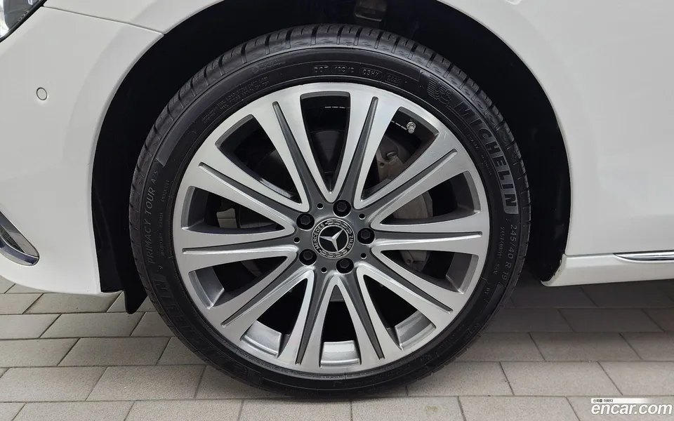 Mercedes-Benz E-Class E300e 4MATIC 2023 — thumbnail 5