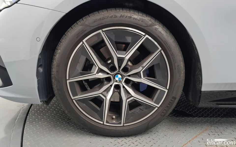 BMW 5 Series 520i M 2024 — thumbnail 2
