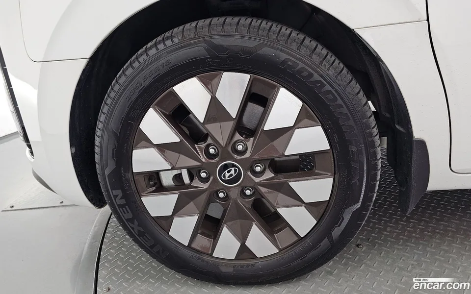Hyundai Staria 4WD 2023 — thumbnail 5