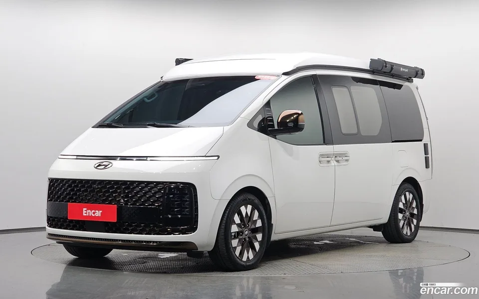 Hyundai Staria 4WD 2023 — photo 1, buy with delivery to Moscow