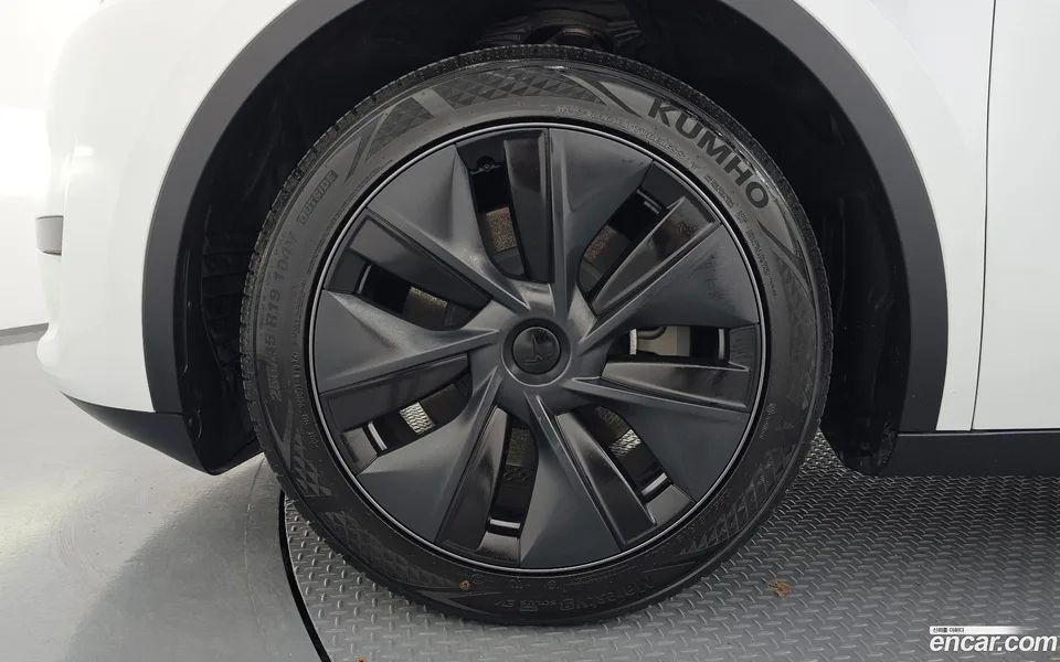 Tesla Model Y RWD 2024 — thumbnail 2