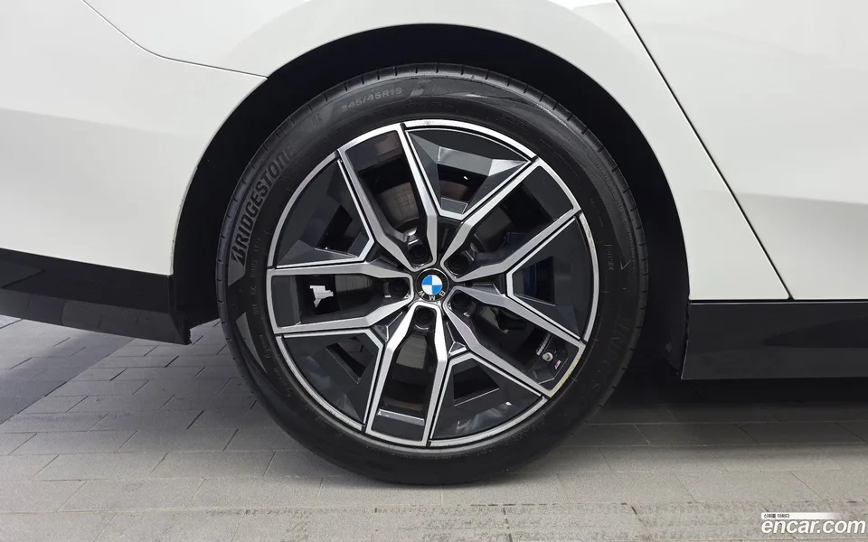 BMW 5 Series 520i M 2024 — thumbnail 2