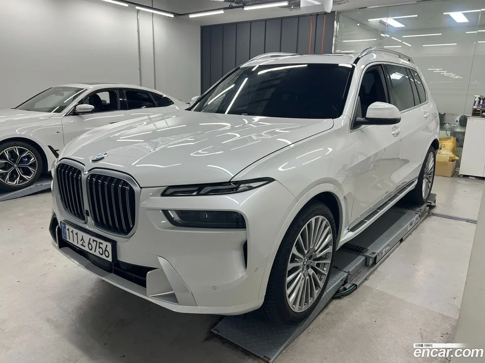 BMW X7 xDrive 40i 6 2025 — photo 1, buy with delivery to Moscow
