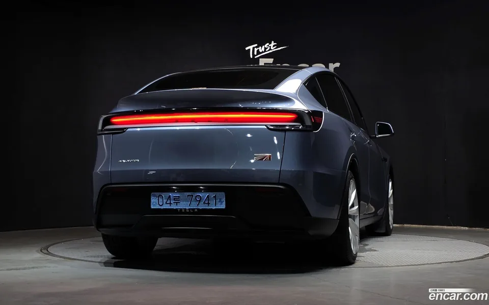 Tesla Model Y AWD 2025 — thumbnail 4