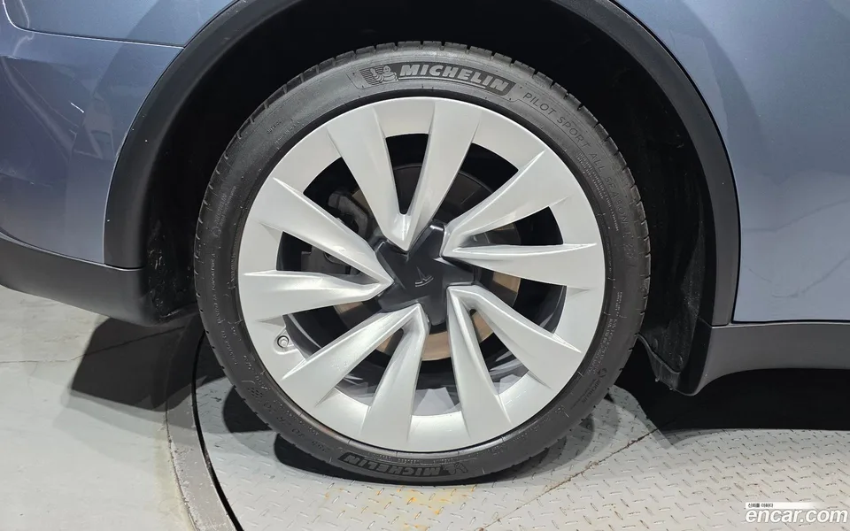 Tesla Model Y AWD 2025 — thumbnail 5