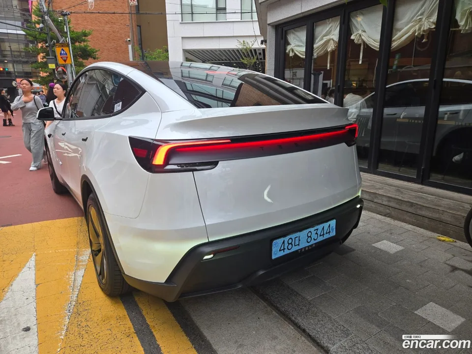 Tesla Model Y RWD 2026 — thumbnail 4