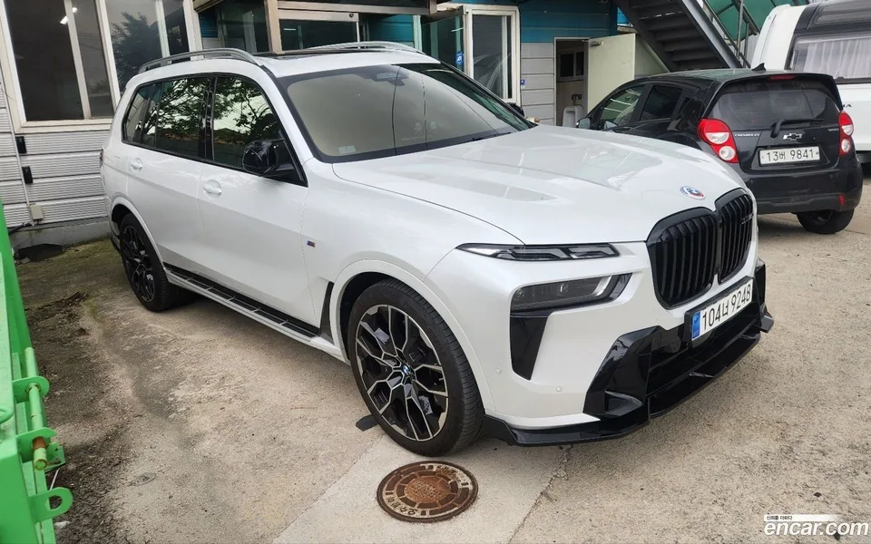 BMW X7 xDrive 40i M 7 2023 — thumbnail 3