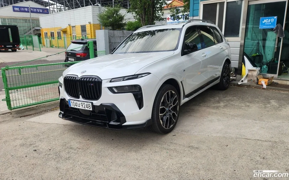 BMW X7 xDrive 40i M 7 2023 — photo 1, buy with delivery to Moscow
