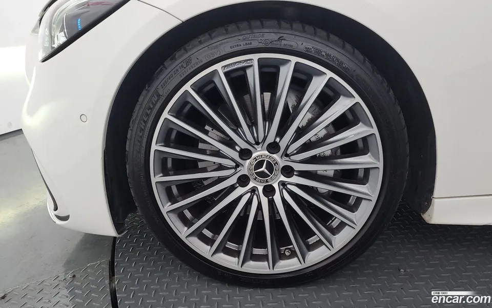 Mercedes-Benz C-Class C300 4MATIC AMG Line 2023 — thumbnail 2
