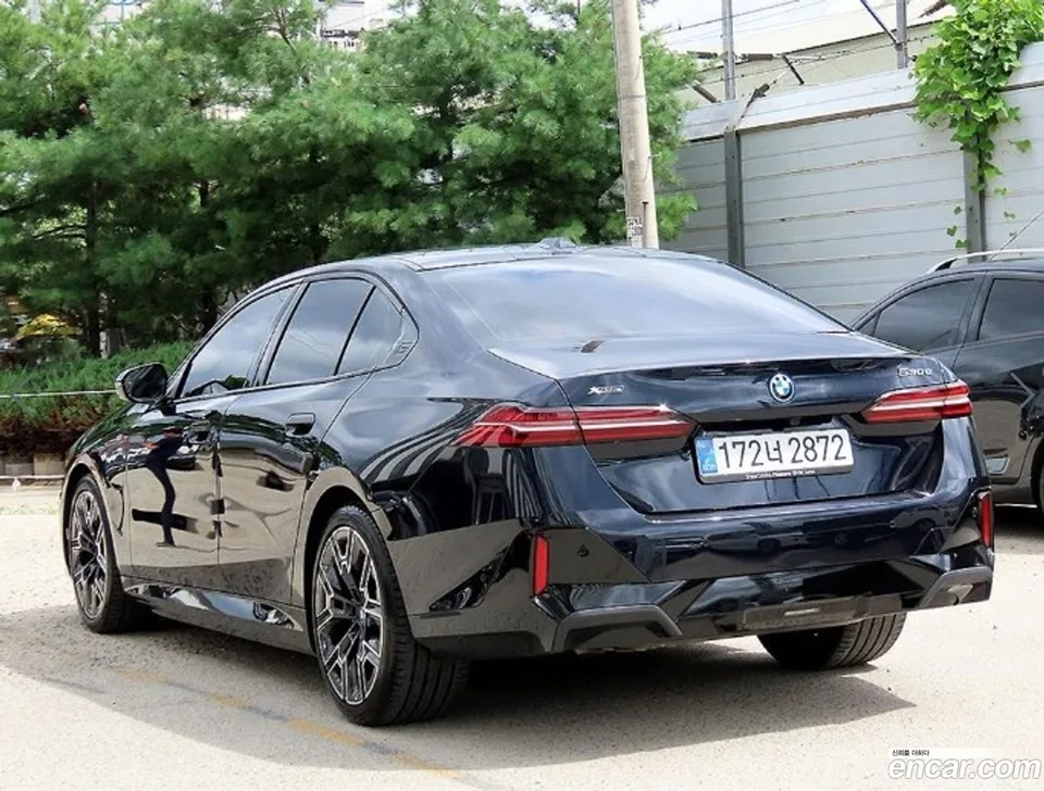 BMW 5 Series 530e xDrive M 2025 — thumbnail 3