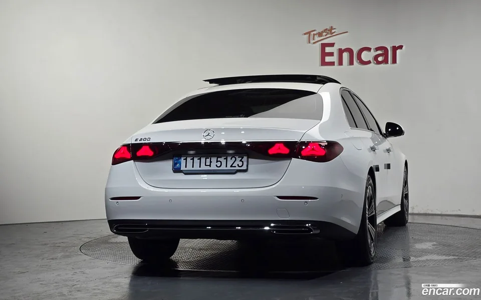 Mercedes-Benz E-Class E200 2025 — thumbnail 4