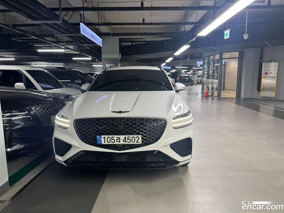 Genesis GV70 2.5T 2WD 2022 — photo 1, buy with delivery to Moscow
