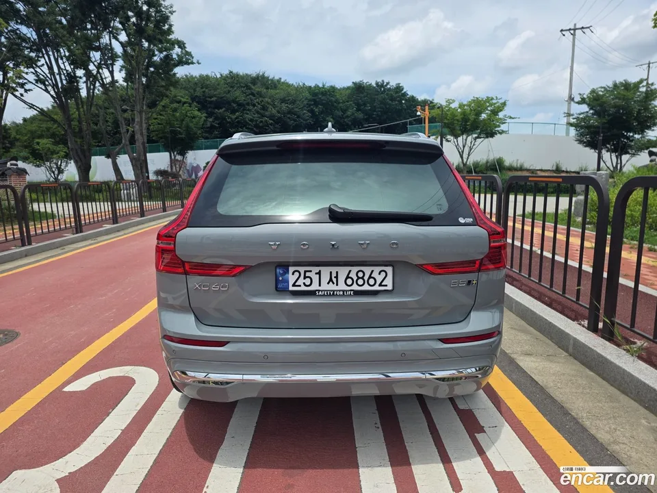 Volvo XC60 B5 2023 — thumbnail 4