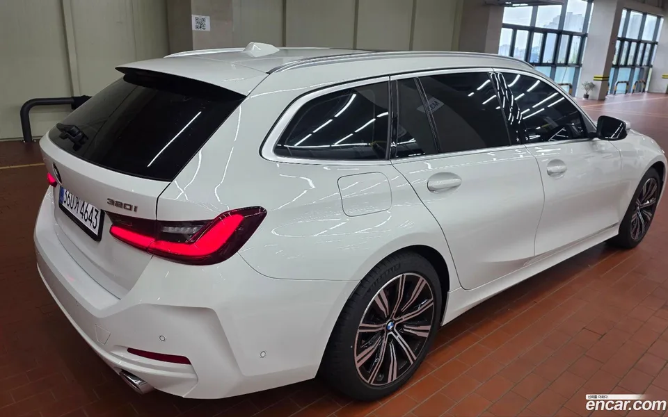 BMW 3 Series 320i 2025 — thumbnail 3