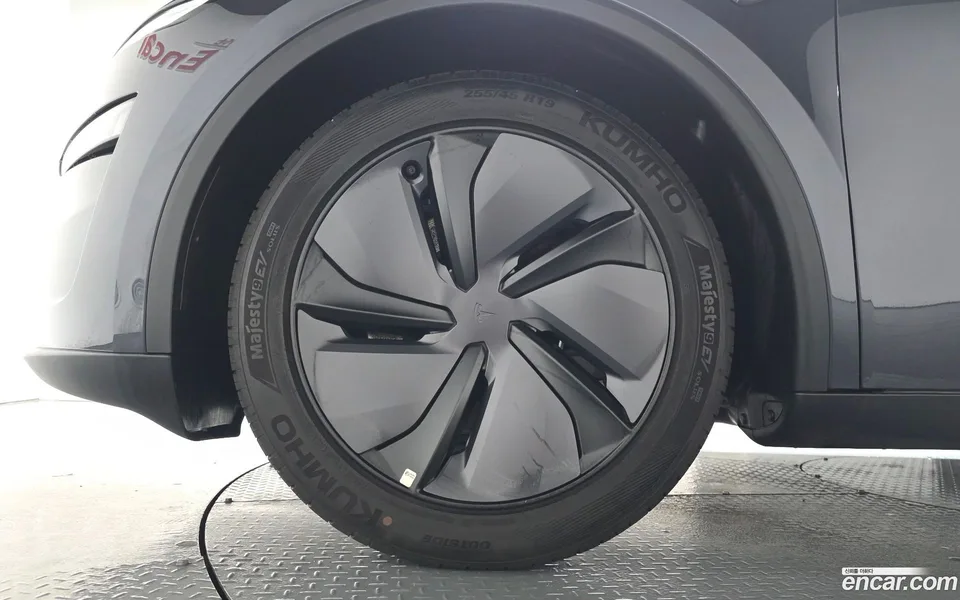 Tesla Model Y RWD 2025 — thumbnail 2