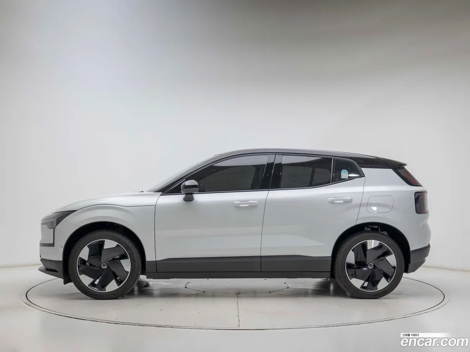 Volvo EX30 2025 — thumbnail 3
