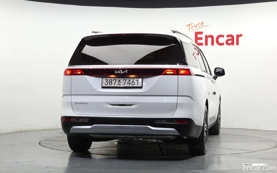 Kia Carnival 9 2023 — thumbnail 4