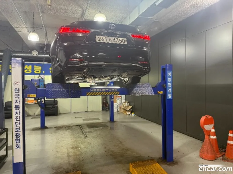 Lexus LS 500h 3.5 AWD 2022 — thumbnail 2