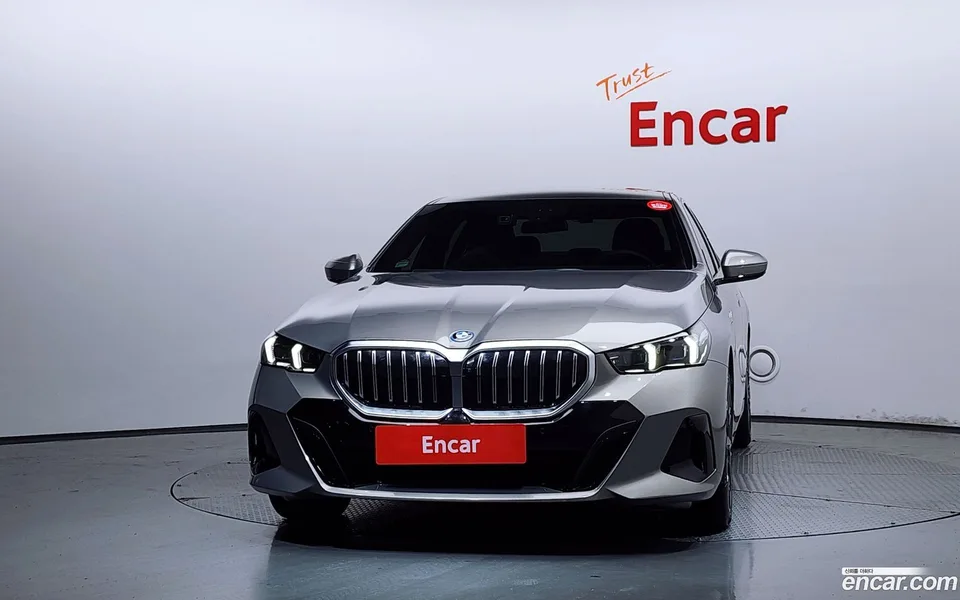 BMW 5 Series 530e xDrive M 2025 — thumbnail 3