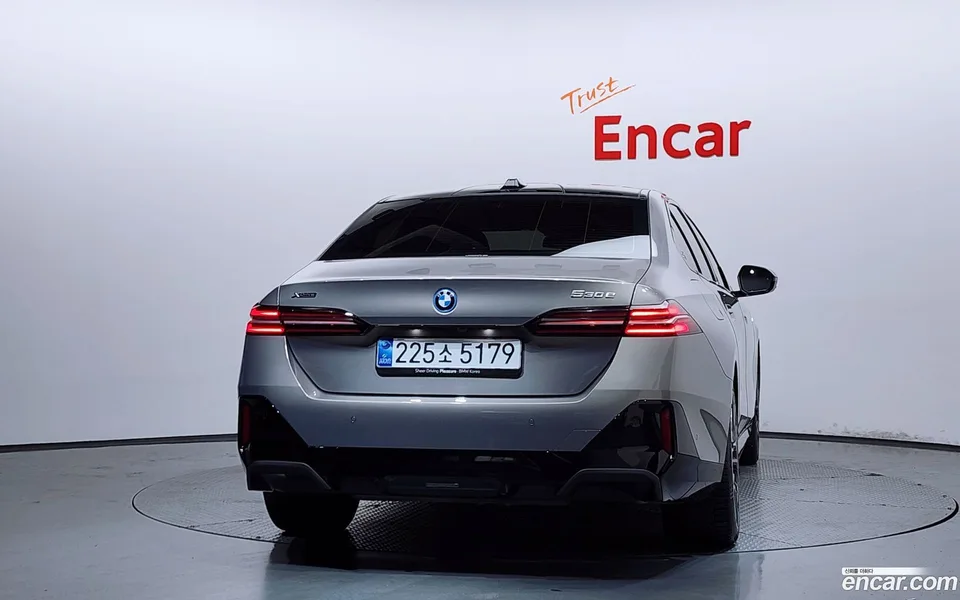BMW 5 Series 530e xDrive M 2025 — thumbnail 4