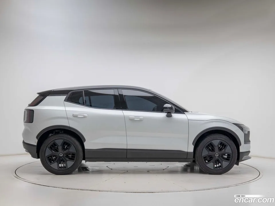 Volvo EX30 Cross Country 2025 — thumbnail 2