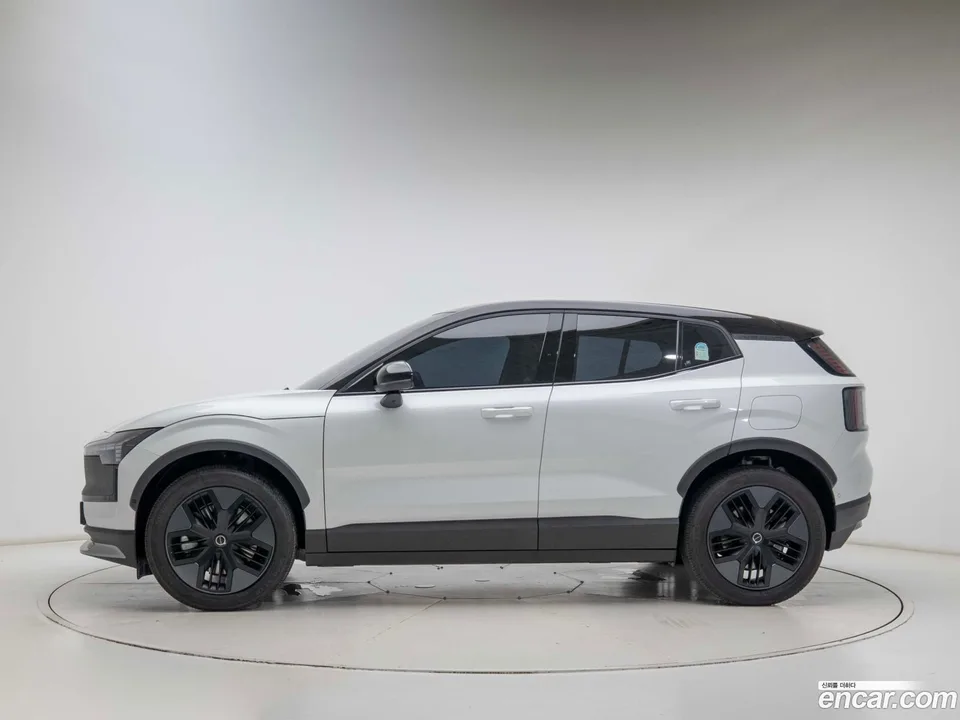 Volvo EX30 Cross Country 2025 — thumbnail 3
