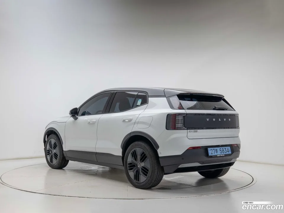 Volvo EX30 Cross Country 2025 — thumbnail 4