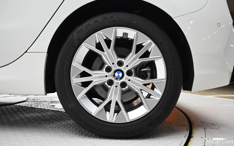 BMW 1 Series 120 2025 — thumbnail 2