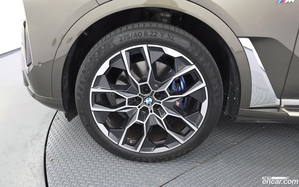 BMW X7 xDrive 40i M 7 2023 — thumbnail 2