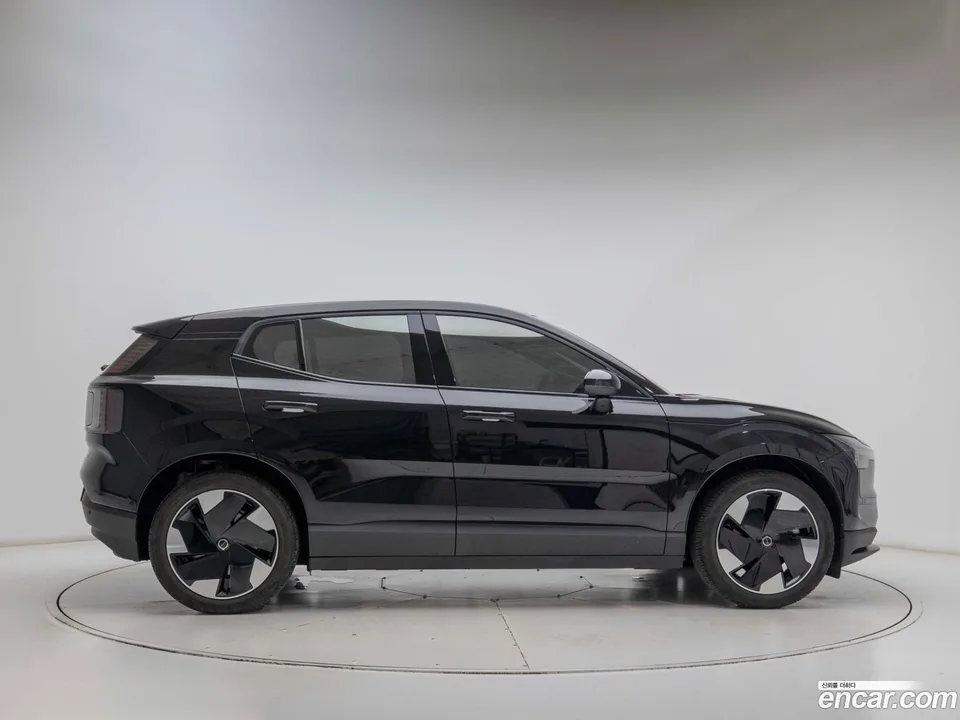 Volvo EX30 2025 — thumbnail 2