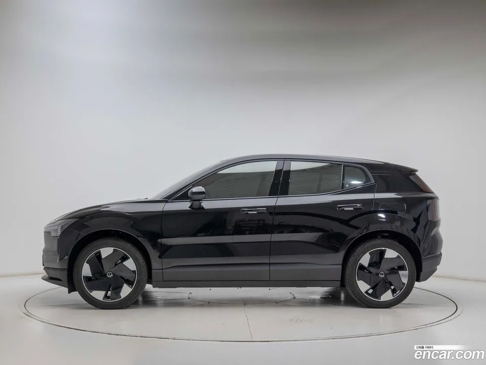 Volvo EX30 2025 — thumbnail 3
