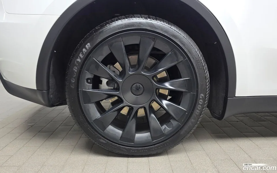 Tesla Model Y AWD 2023 — thumbnail 2