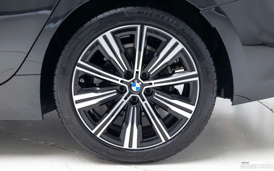 BMW 3 Series 320i 2025 — thumbnail 5
