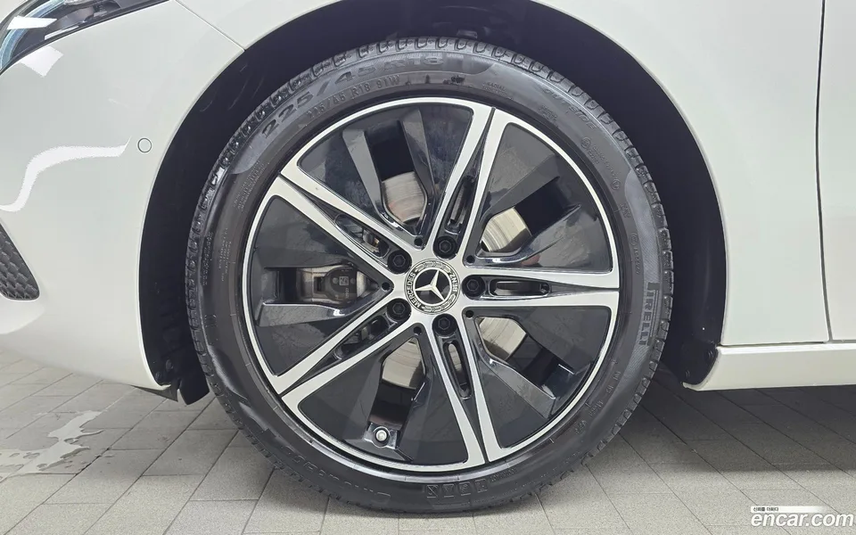 Mercedes-Benz A-Class A200d 2024 — thumbnail 5