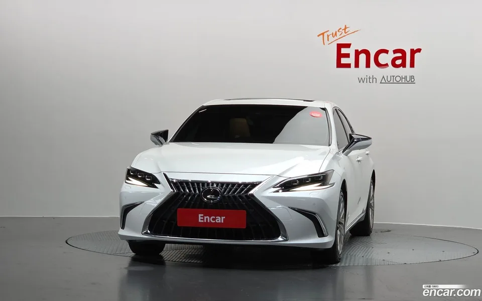 Lexus ES 300h 2023 — thumbnail 3