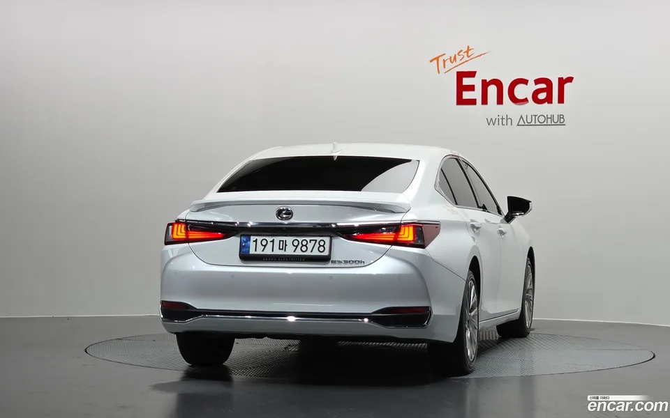 Lexus ES 300h 2023 — thumbnail 4