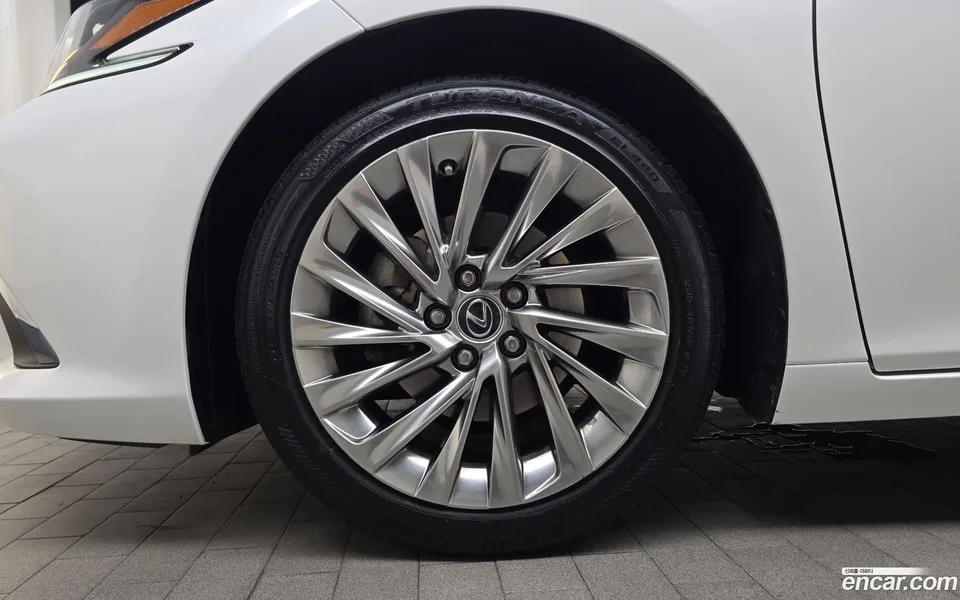 Lexus ES 300h 2023 — thumbnail 5