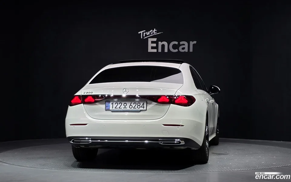 Mercedes-Benz E-Class E200 2025 — thumbnail 4