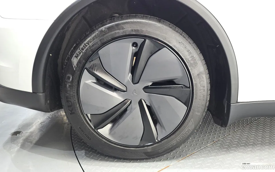 Tesla Model Y RWD 2025 — миниатюра 2