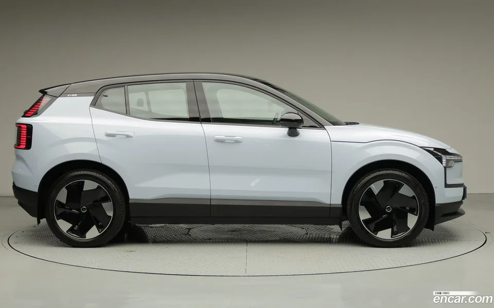 Volvo EX30 2025 — thumbnail 3