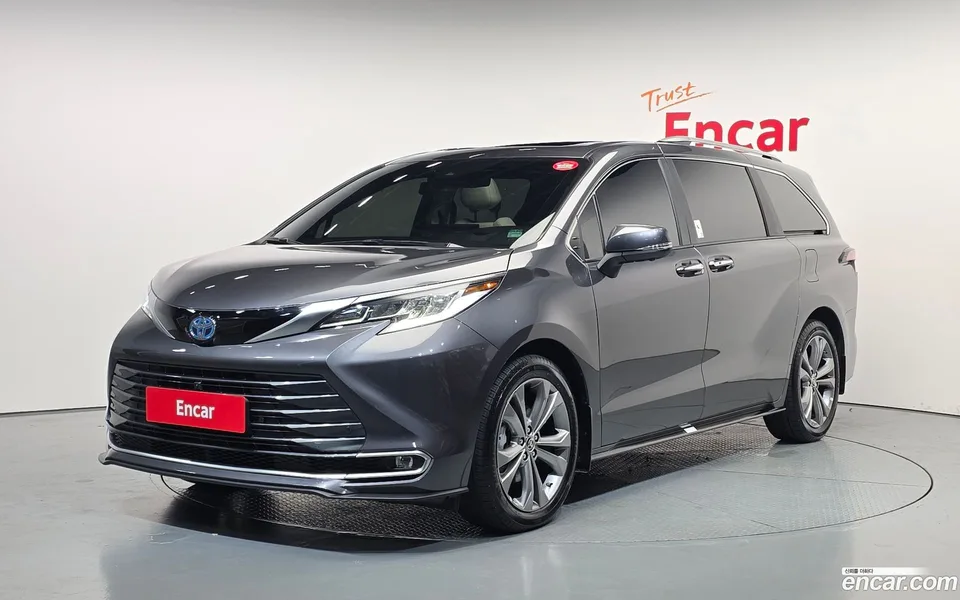 Toyota Sienna 2.5 2WD 2025 — photo 1, buy with delivery to Moscow