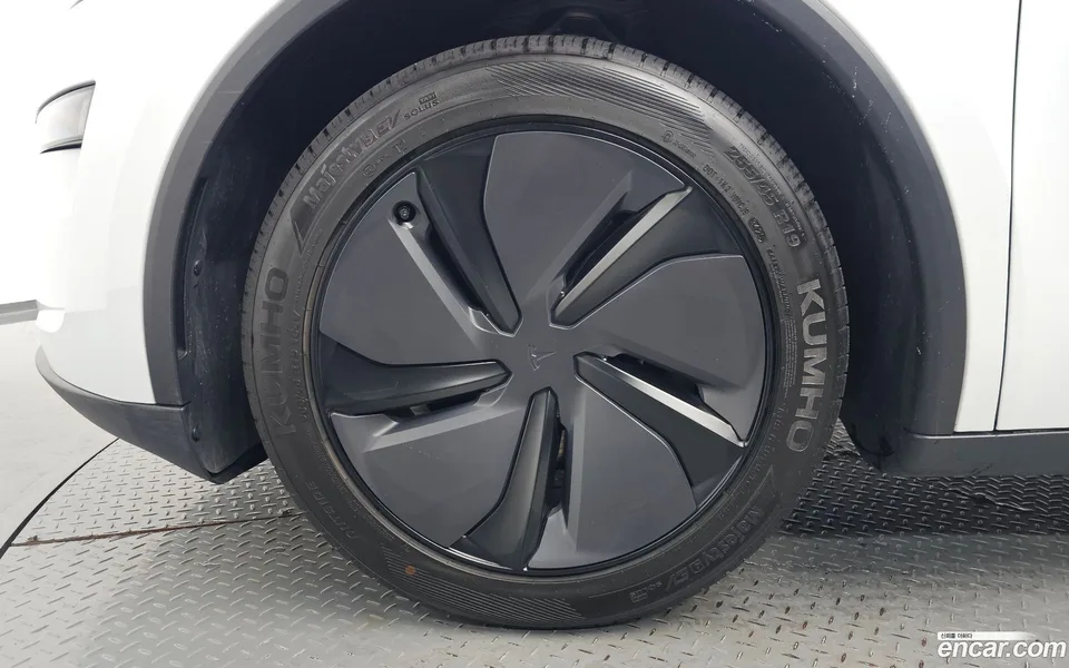Tesla Model Y RWD 2025 — thumbnail 2