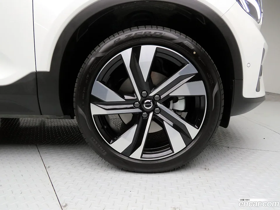 Volvo XC40 B4 2025 — thumbnail 2