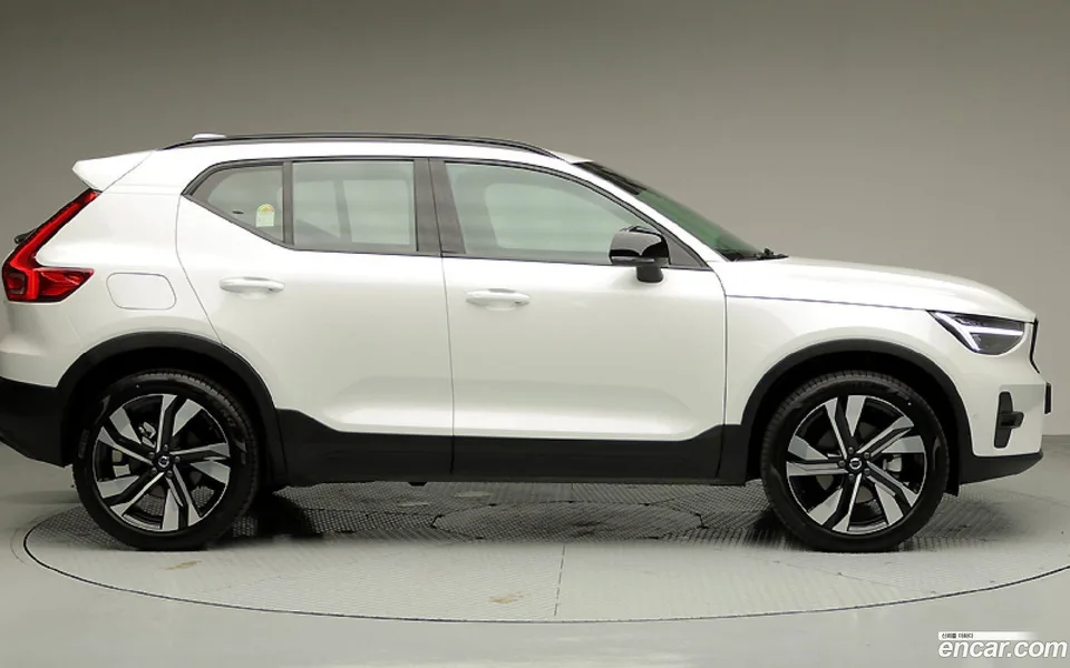 Volvo XC40 B4 2025 — thumbnail 3