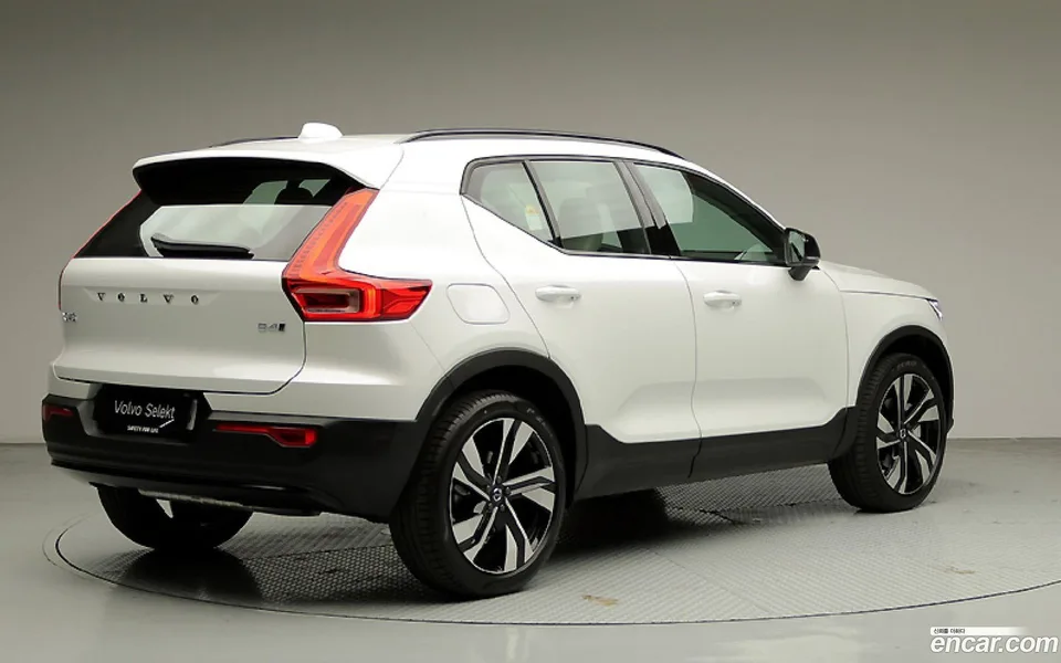 Volvo XC40 B4 2025 — thumbnail 4