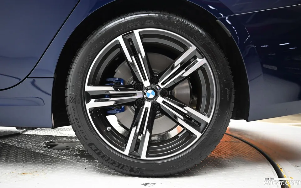 BMW 3 Series 320i M 2025 — thumbnail 2