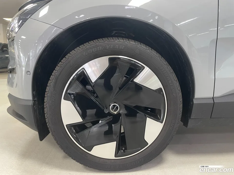 Volvo EX30 2025 — thumbnail 2