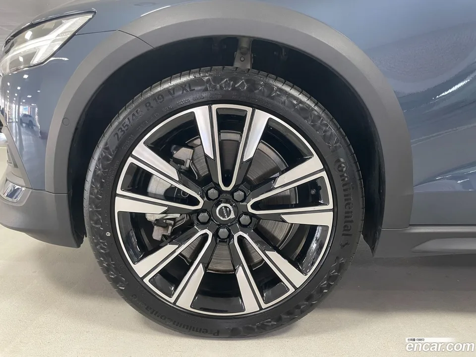 Volvo V60 Cross Country B5 AWD 2024 — thumbnail 2
