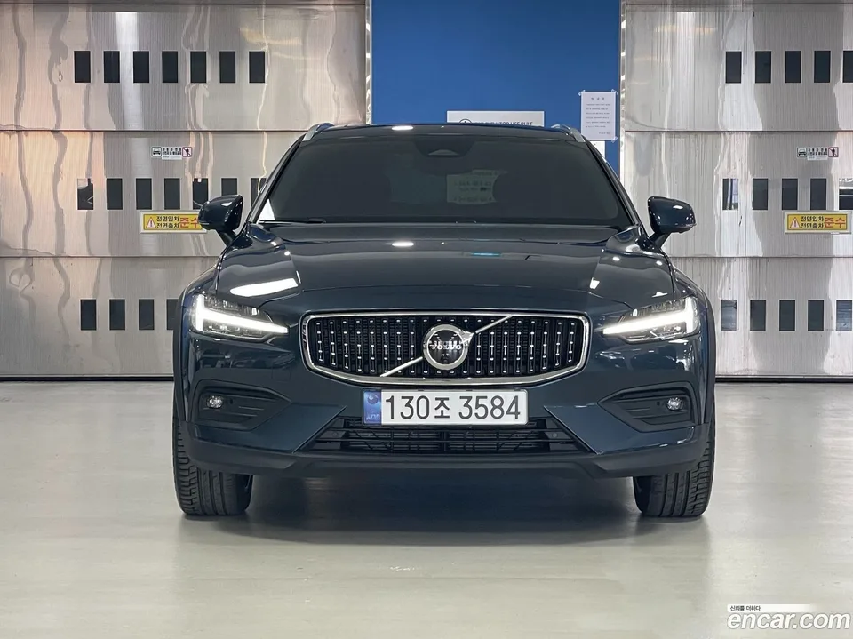 Volvo V60 Cross Country B5 AWD 2024 — thumbnail 3
