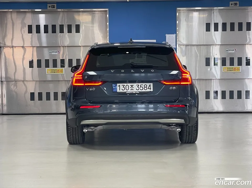 Volvo V60 Cross Country B5 AWD 2024 — thumbnail 4